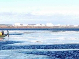 В Киеве на огромной льдине 22 рыбака понесло от берега Днепра на много метров