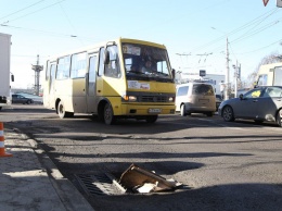 В Симферополе поломанную ливневку "починили" при помощи фанеры (ФОТО)