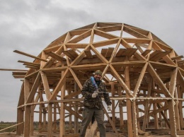 Под Киевом переселенцы строят уникальный дом для участника АТО (фото)