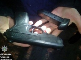 В Запорожье у водителя BMW нашли пистолет