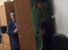 Полицейский начальник на Закарпатье спрятался от людей в шкафу: появилось видео