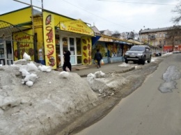 В центре Одессы остались горы снега, а на рынке не убирают (ФОТО)