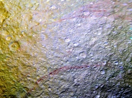 Необычные красные линии нашли на поверхности спутника Сатурна
