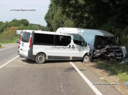 ДТП на Львовщине: Mercedes Sprinter протаранил Renault Trafic - пострадали 5 человек. ФОТО