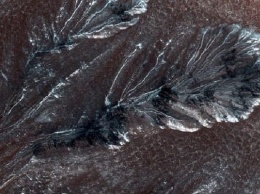 NASA показало снимки ледяных ущелий Марса