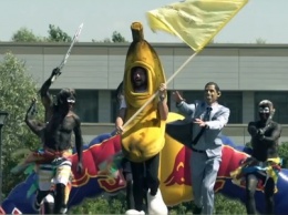 Россияне спровоцировали расистский скандал, изобразив Обаму с бананом и папуасами на всемирно известном соревновании
