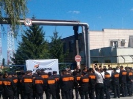 Около ста человек пикетируют здание "Укртранснафты" в Кременчуге