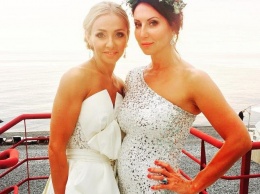 Алика Смехова сфотографировалась с Татьяной Навкой в свадебном платье в полный рост