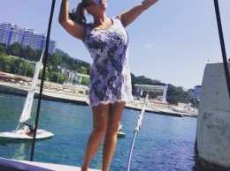 Анна Семенович в роскошной мини-юбке ездит на яхте в Сочи
