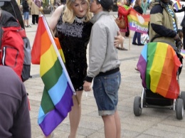 Сегодня в России несколько гей-парадов совпали с празднованием Дня ВДВ