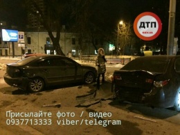 Микробус разбил две легковушки в центре Киева