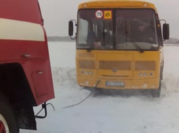 Спасатели выручили автобус с детьми, который 40 минут пробыл в "снежном плену"