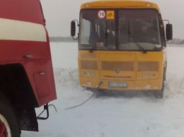 Школьный автобус попал в снежную ловушку на Харьковщине