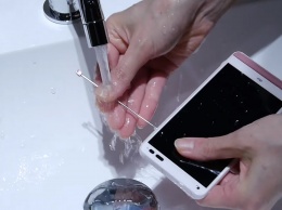 Японцы разрабатывают смартфон, который можно мыть с мылом