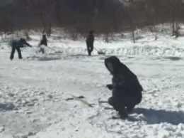 В Северной Кореи детей, женщин и пожилых используют для уборки снега