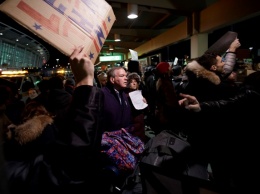 В аэропорту Нью-Йорка начались протесты