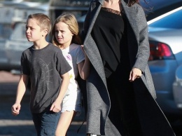 Анджелина Джоли с детьми на шоппинге в Малибу