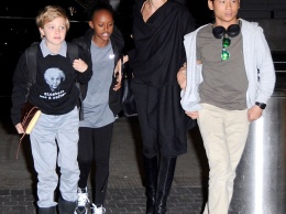 Джоли впервые вышла с детьми на прогулку по Малибу