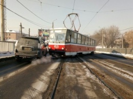 Утренний "дрифт". На Балашовском мосту трамвай развернуло поперек рельс (ФОТО)