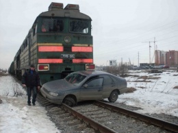 На железнодорожном переезде из-за аварии погибло три человека