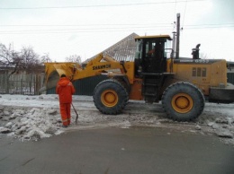 Как в Запорожье борются с гололедом на тротуарах