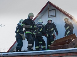Запорожские спасатели два часа тушили пожар на чердаке
