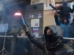 Активисты в балаклавах пикетировали российский банк (фото)