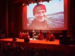 В Днепре презентовали выставку и спектакль, посвященные погибшим сотрудникам СБУ (ФОТО)