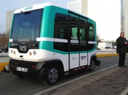 Самоуправляемые электробусы EasyMile появились в Париже
