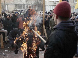 Боевики «Азова» жгли чучела судей в центре Киева