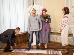 Я его нашла: в Харькове зарегистрировали первый выездной брак за сутки