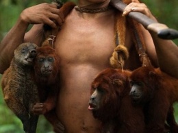 Фотограф провел 12 дней вместе с дикарями из амазонского племени. Его кадры шокируют
