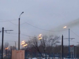 Соцсети: Авдеевку прямо сейчас кроют «Градами» из Донецка