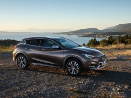 Infiniti QX30: стразы на кедах