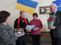 Социалисты поздравили с юбилеем члена комитета микрорайона Стекловолокно Наталью Балабанову