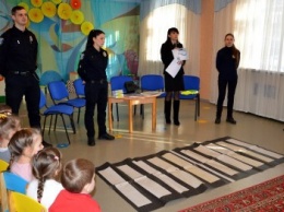 В Днепре спасатели и полицейские обучают детей правилам безопасности (ФОТО)