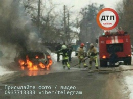 В Киеве средь бела дня горел автомобиль