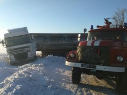 Под Харьковом грузовик слетел в кювет и перекрыл прицепом дорогу