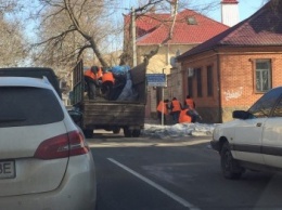 В Херсоне коммунальщики посыпают песком чистые дороги (фото)