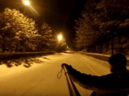 ВИДЕО: в Ялте народ крепил трос к автомобилю и ездил на ватрушках и лыжах с большой скоростью по ночным трассам