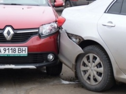 ДТП в Александрии: "Тойота" сдавала назад и столкнулась с припаркованным "Рено" (ФОТО)
