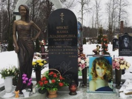 Наталья Фриске обновила фото на могиле сестры