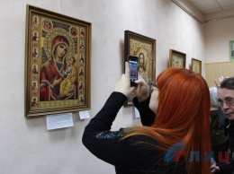 В Луганске открылась выставка вышитых икон, рожденных под украинскими обстрелами 2014 года
