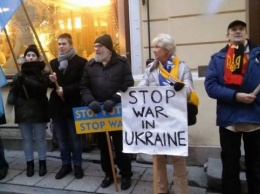 Эстонские и украинские активисты снова пикетировали посольство РФ в Таллинне