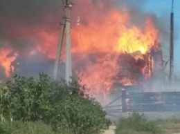 В Мелитополе полыхает пожар: горит недостроенный дом