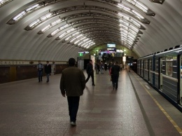 В Петербурге мужчина прыгнул под поезд на станции метро «Садовая»