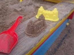 Недовольная песком в песочнице женщина заставила чиновников лепить "куличики"