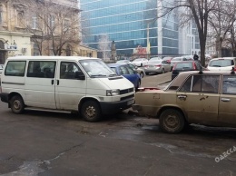 Сразу три «гения» парковки собрались на перекрестке в центре Одессы (фото)