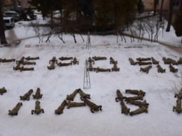 Флешмоб 22pushupchallenge: во Львове военные телами выложили лозунг «Героям Слава»