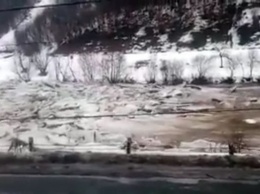 Потоп в Закарпатье: вода поднимается на глазах и несет гигантские брылы льда
